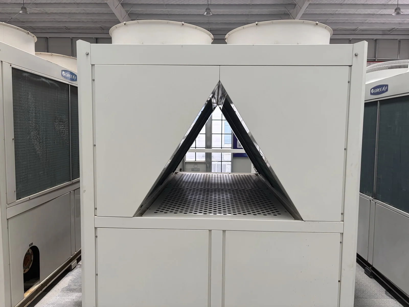 Gree LSQWRF130M/NaE modular air-cooled heat pump chiller, Unit 135621710285