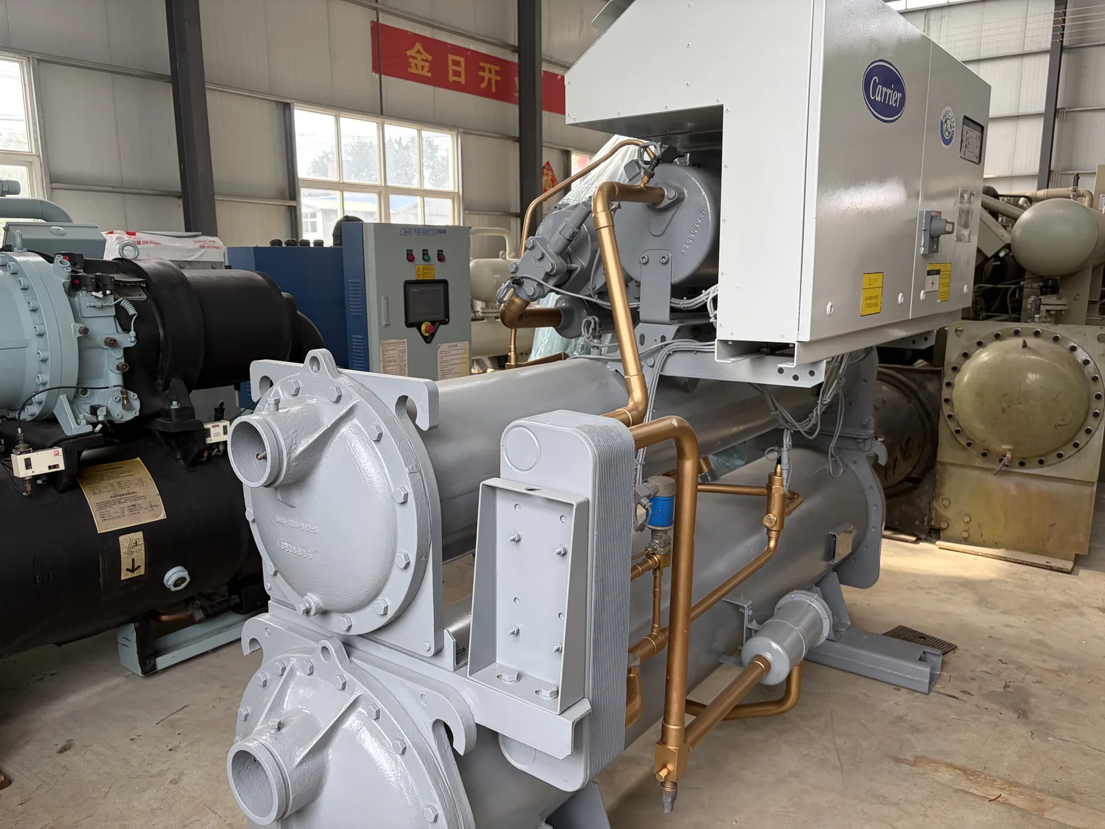 Used Carrier 30HXY110 335 kW water-cooled screw chiller